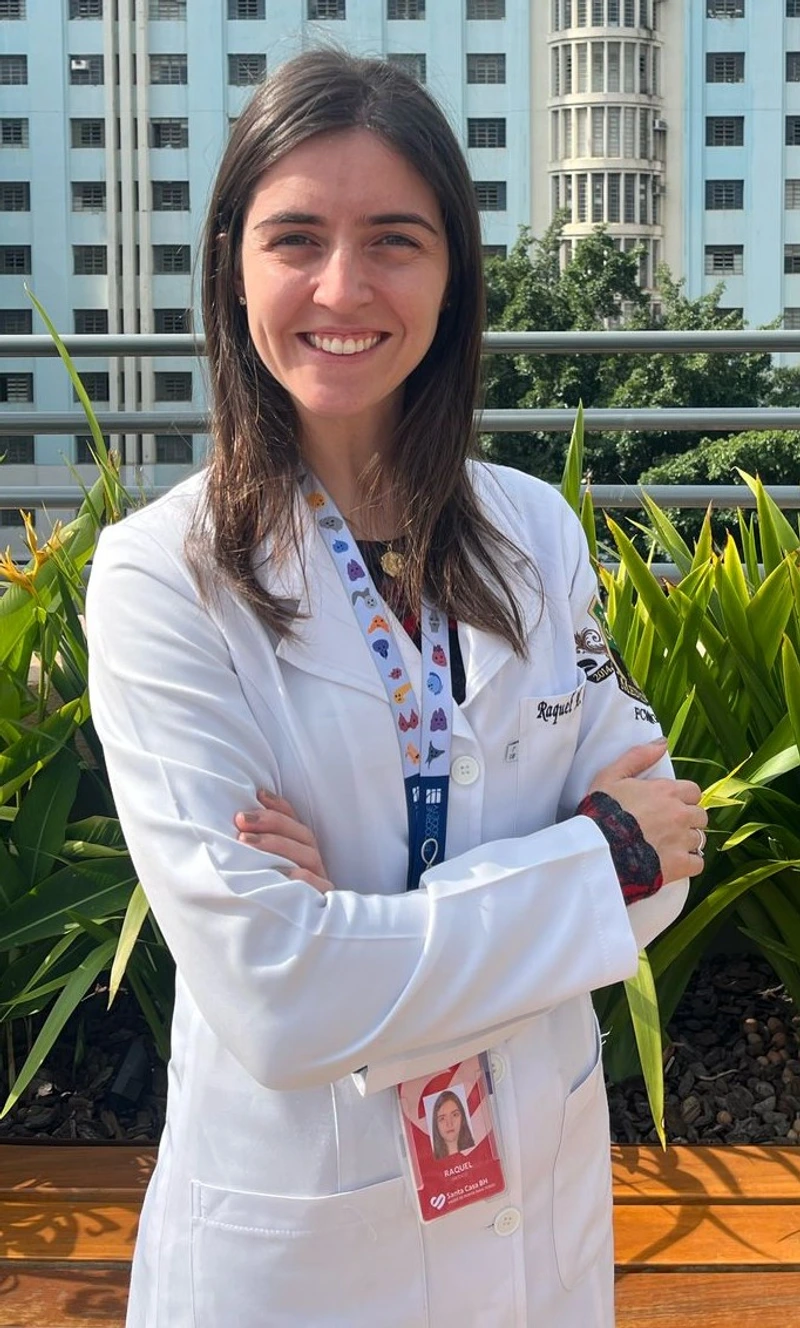 Dra. Raquel Cosso com jaleco no Hospital Madre Teresa